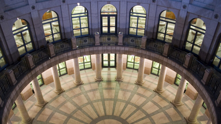 Photo of the inside of a governmental building rotunda